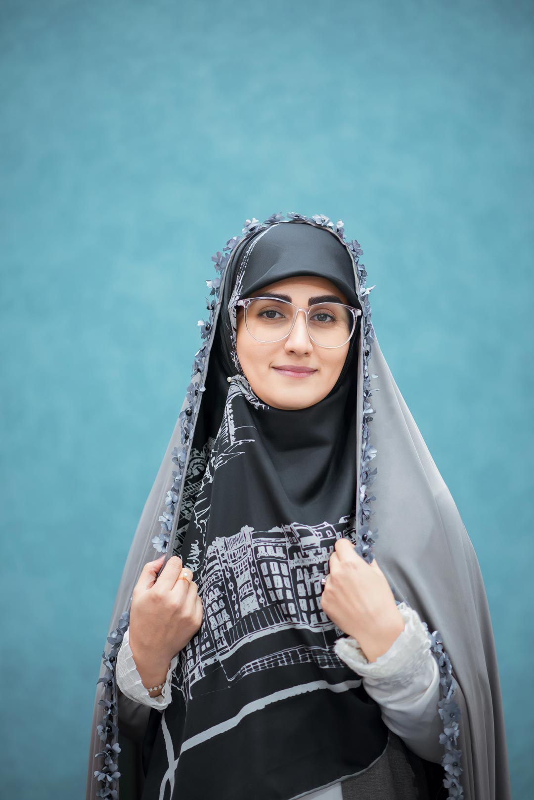 چادر مجلسی رنگ طوسی با نوار گل برجسته