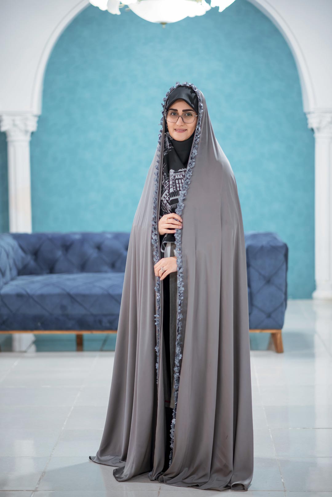 چادر مجلسی رنگ طوسی با نوار گل برجسته