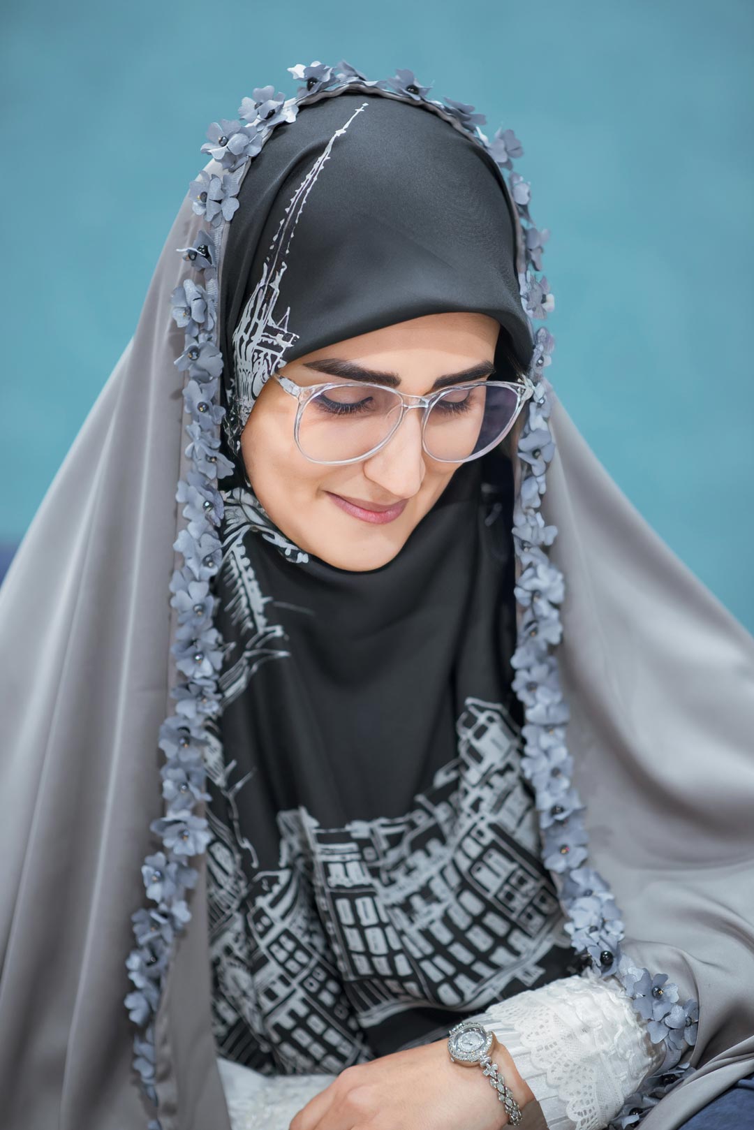 چادر مجلسی رنگ طوسی با نوار گل برجسته
