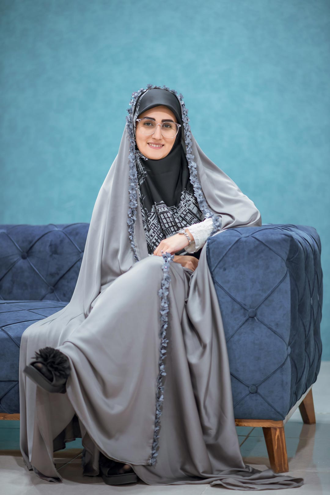چادر مجلسی رنگ طوسی با نوار گل برجسته