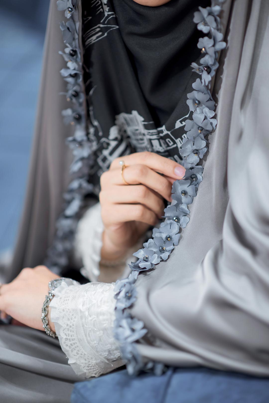 چادر مجلسی رنگ طوسی با نوار گل برجسته