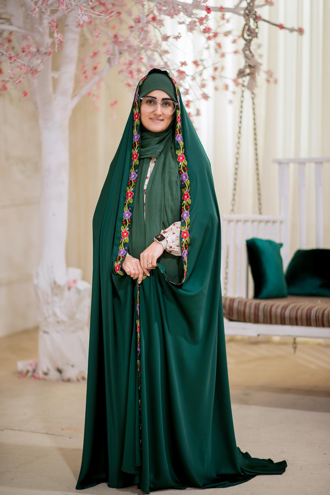چادر مجلسی رنگ سبز یشمی با نوار گلدوزی