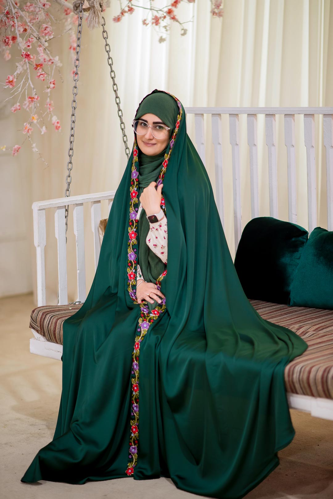 چادر مجلسی رنگ سبز یشمی با نوار گلدوزی