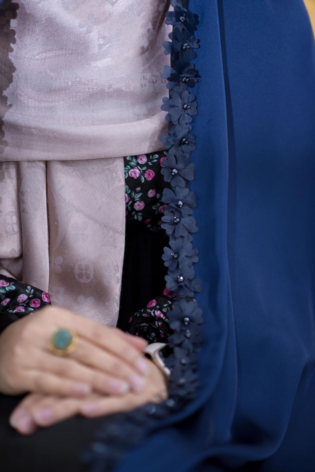 چادر مجلسی رنگ سرمه ای با نوار گل برجسته