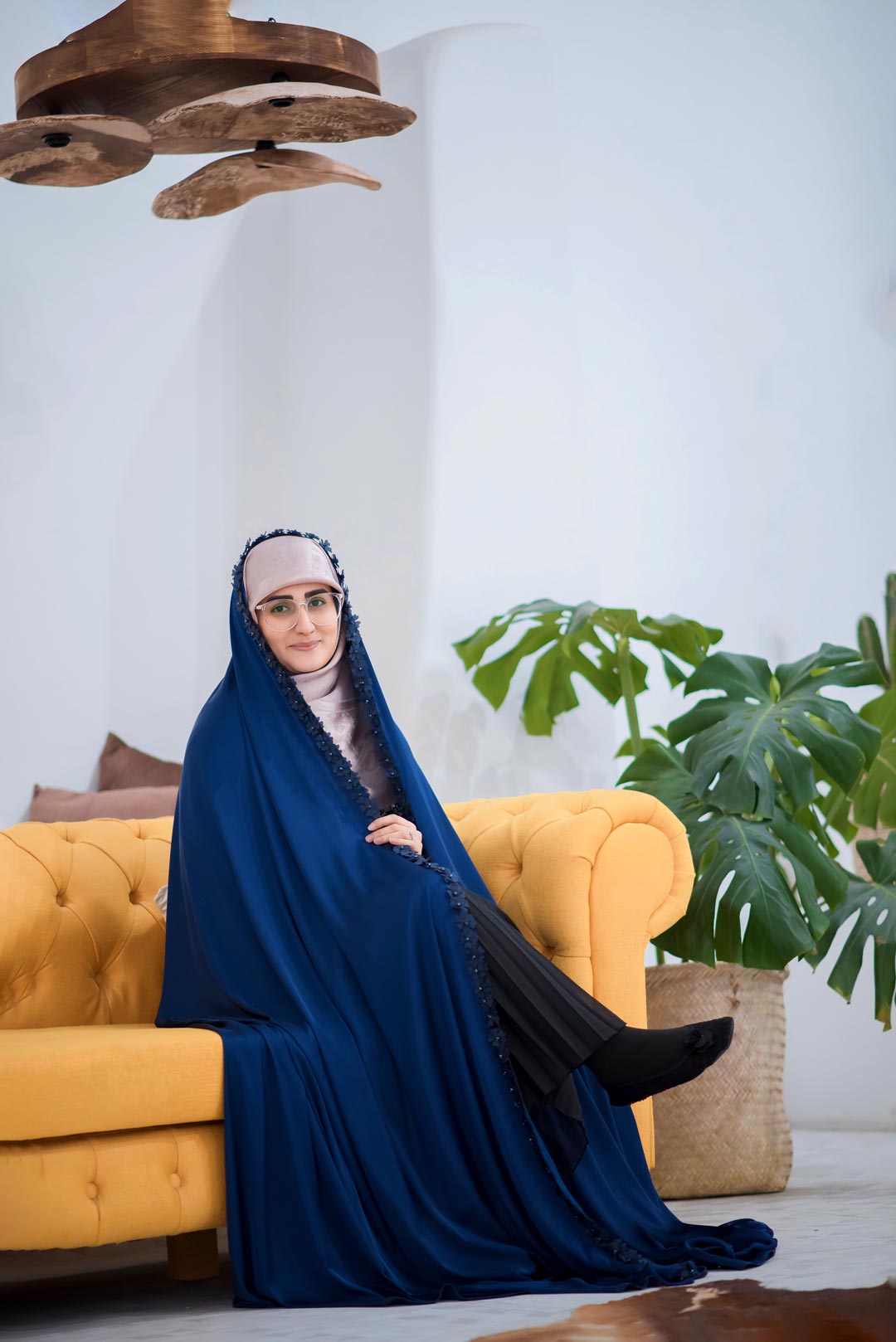 چادر مجلسی رنگ سرمه ای با نوار گل برجسته